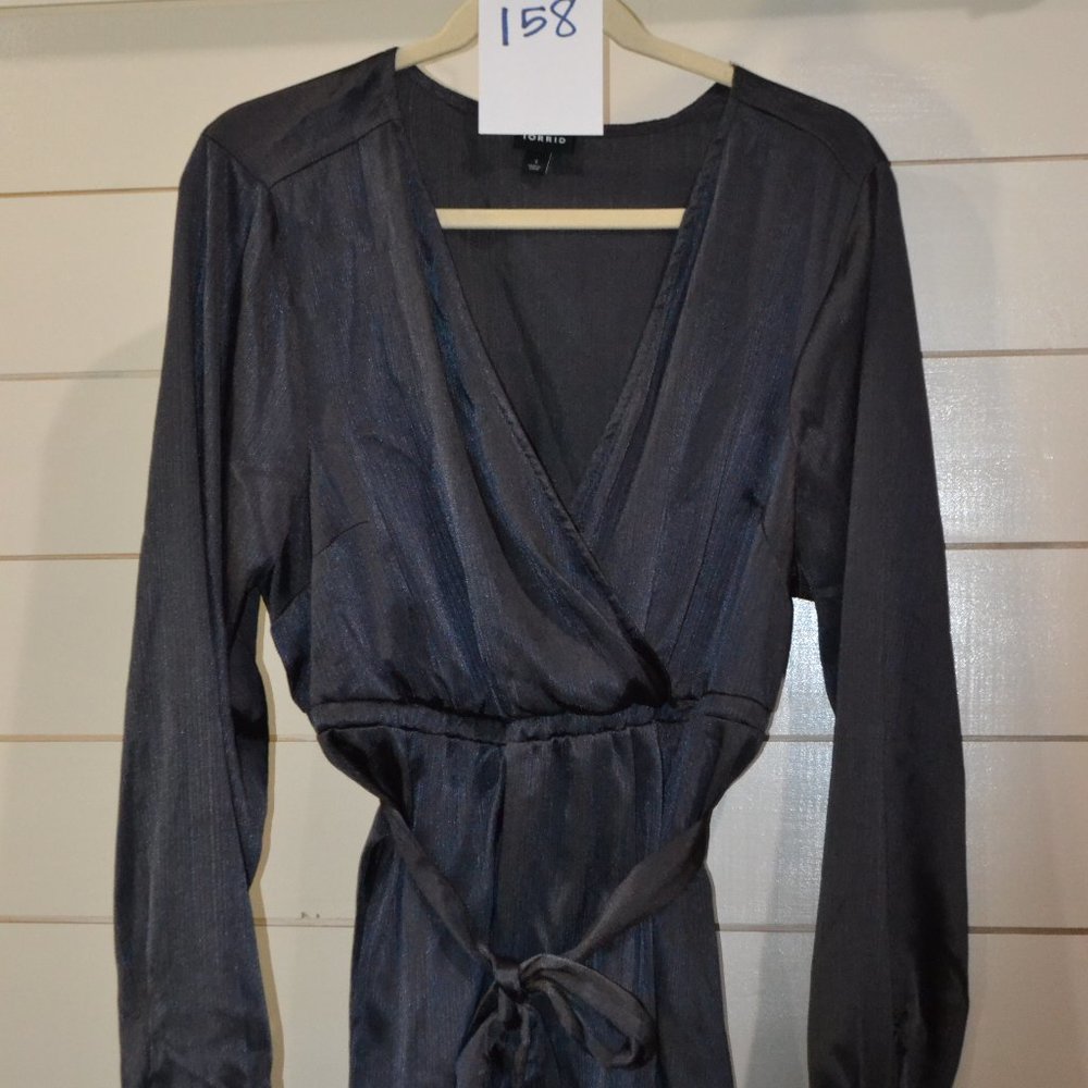 TORRID 1 DARK GREY/BLACK FAUX WRAP TOP (158) NWOT